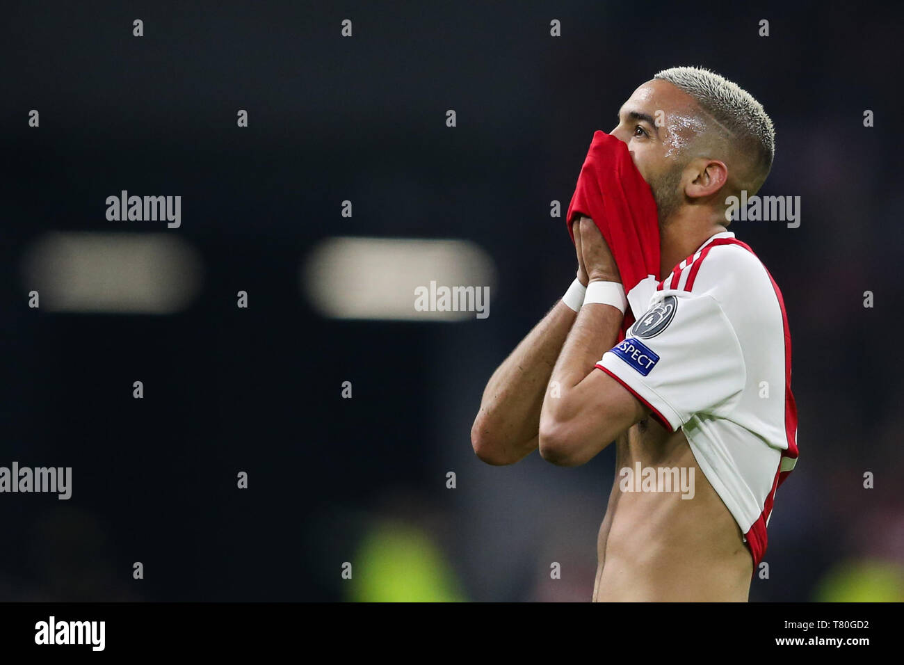 Beijing, aux Pays-Bas. 8 mai, 2019. L'Ajax Hakim Ziyech réagit au cours de  la deuxième demi-finale de la Ligue des Champions de football match de  jambe entre Ajax et Tottenham Hotspur à
