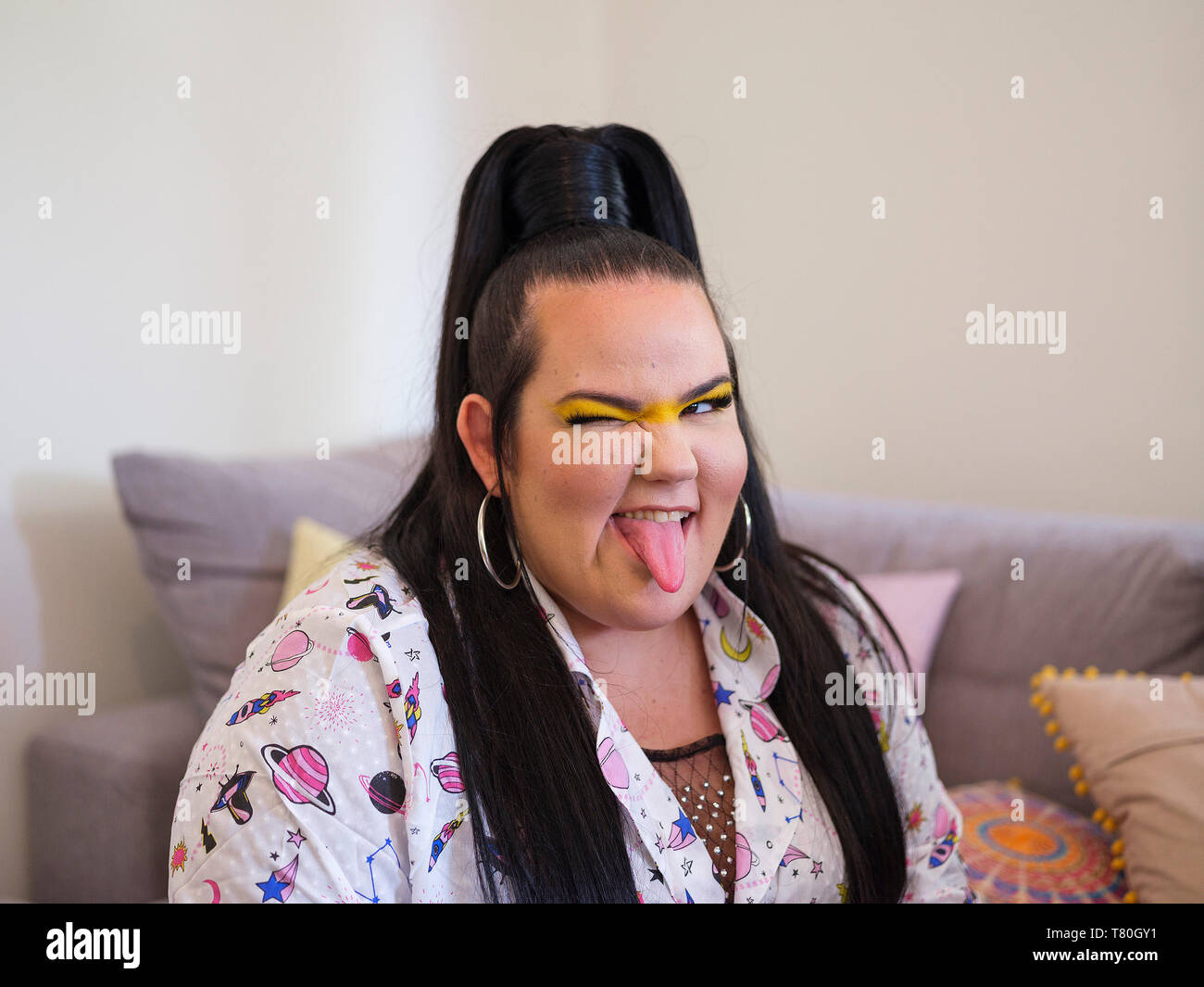 Tel Aviv, Israël. Le 08 mai, 2019. Netta Barzilai, le gagnant du prix de l'Eurovision 2018, pose pour une photo lors d'un entretien avec l'agence de presse allemande (DPA). Credit : Ilia Efimovitch/dpa/Alamy Live News Banque D'Images