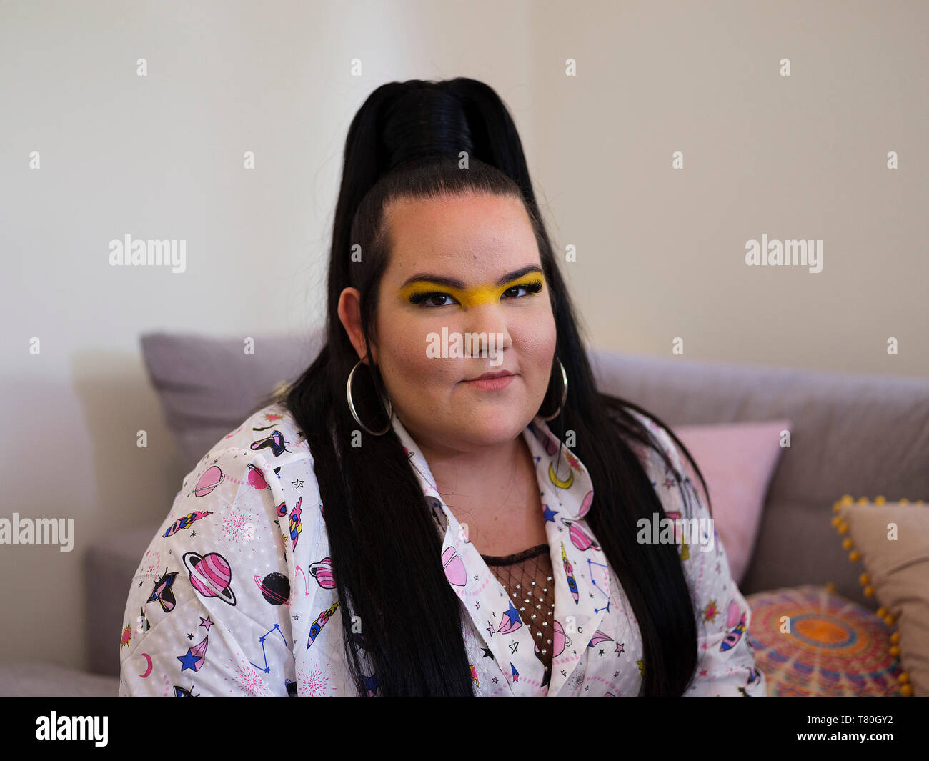 Tel Aviv, Israël. Le 08 mai, 2019. Netta Barzilai, le gagnant du prix de l'Eurovision 2018, pose pour une photo lors d'un entretien avec l'agence de presse allemande (DPA). Credit : Ilia Efimovitch/dpa/Alamy Live News Banque D'Images