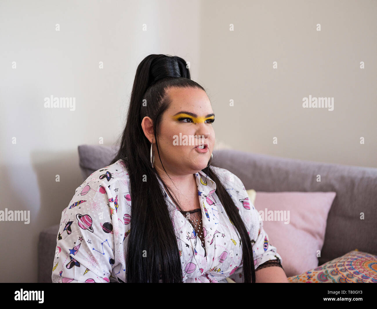 Tel Aviv, Israël. Le 08 mai, 2019. Netta Barzilai, le gagnant du prix de l'Eurovision 2018, pose pour une photo lors d'un entretien avec l'agence de presse allemande (DPA). Credit : Ilia Efimovitch/dpa/Alamy Live News Banque D'Images