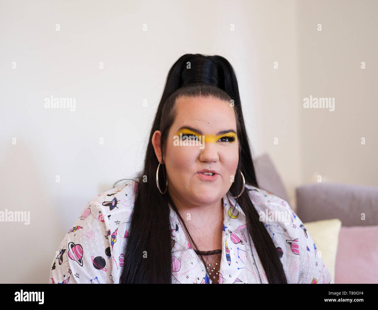 Tel Aviv, Israël. Le 08 mai, 2019. Netta Barzilai, le gagnant du prix de l'Eurovision 2018, prend la parole lors d'un entretien avec l'agence de presse allemande (DPA). Credit : Ilia Efimovitch/dpa/Alamy Live News Banque D'Images