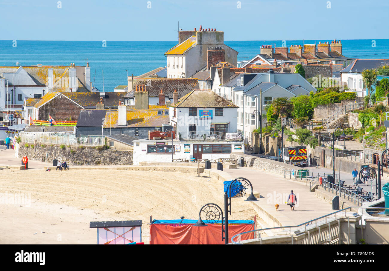 Lyme Regis, dans le Dorset, UK. 10 mai, 2019. Météo France : la station balnéaire ville de Lyme Regis aime le bleu du ciel et soleil du printemps avant la fin de semaine. La ville devrait être occupée comme chaud et ensoleillé est prévu. Credit : Celia McMahon/Alamy Live News Banque D'Images