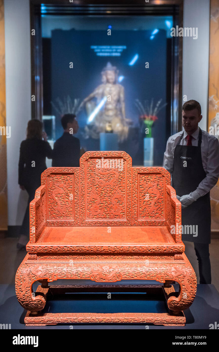 Londres, Royaume-Uni. 10 mai, 2019. Un Three-Colored Impériale rare neuf Laque Dragon trône, 1736-95, est £0,8 à 2m - Aperçu de Christie's maison de ventes aux enchères d'Art Asiatique de Printemps à Londres. Crédit : Guy Bell/Alamy Live News Banque D'Images