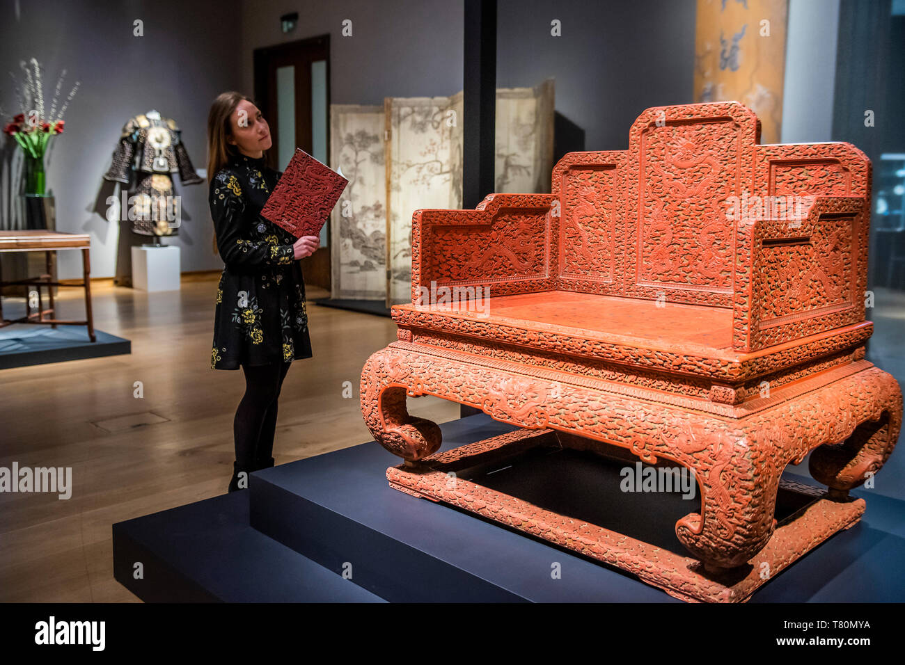 Londres, Royaume-Uni. 10 mai, 2019. Un Three-Colored Impériale rare neuf Laque Dragon trône, 1736-95, est £0,8 à 2m - Aperçu de Christie's maison de ventes aux enchères d'Art Asiatique de Printemps à Londres. Crédit : Guy Bell/Alamy Live News Banque D'Images