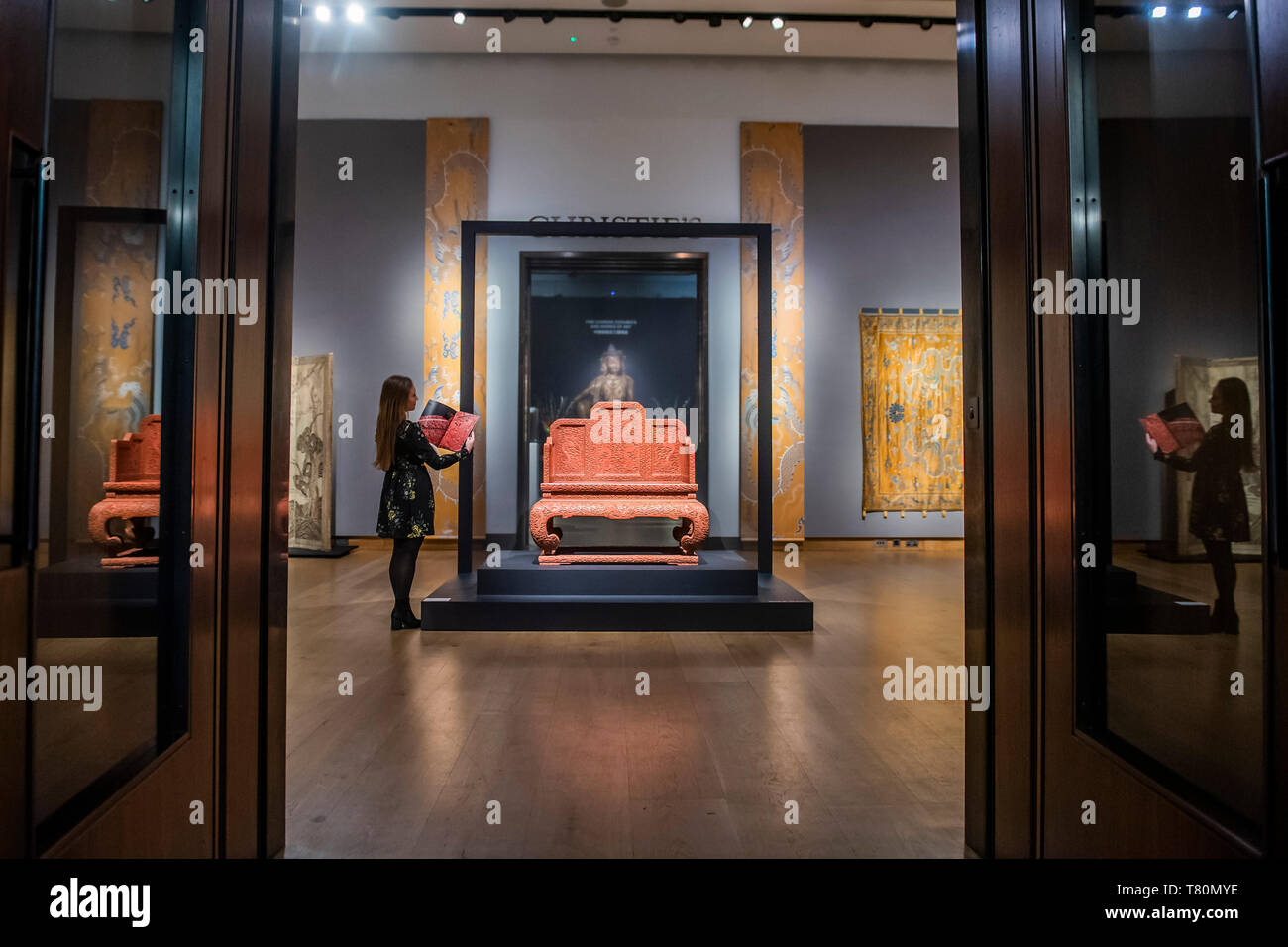 Londres, Royaume-Uni. 10 mai, 2019. Un Three-Colored Impériale rare neuf Laque Dragon trône, 1736-95, est £0,8 à 2m - Aperçu de Christie's maison de ventes aux enchères d'Art Asiatique de Printemps à Londres. Crédit : Guy Bell/Alamy Live News Banque D'Images