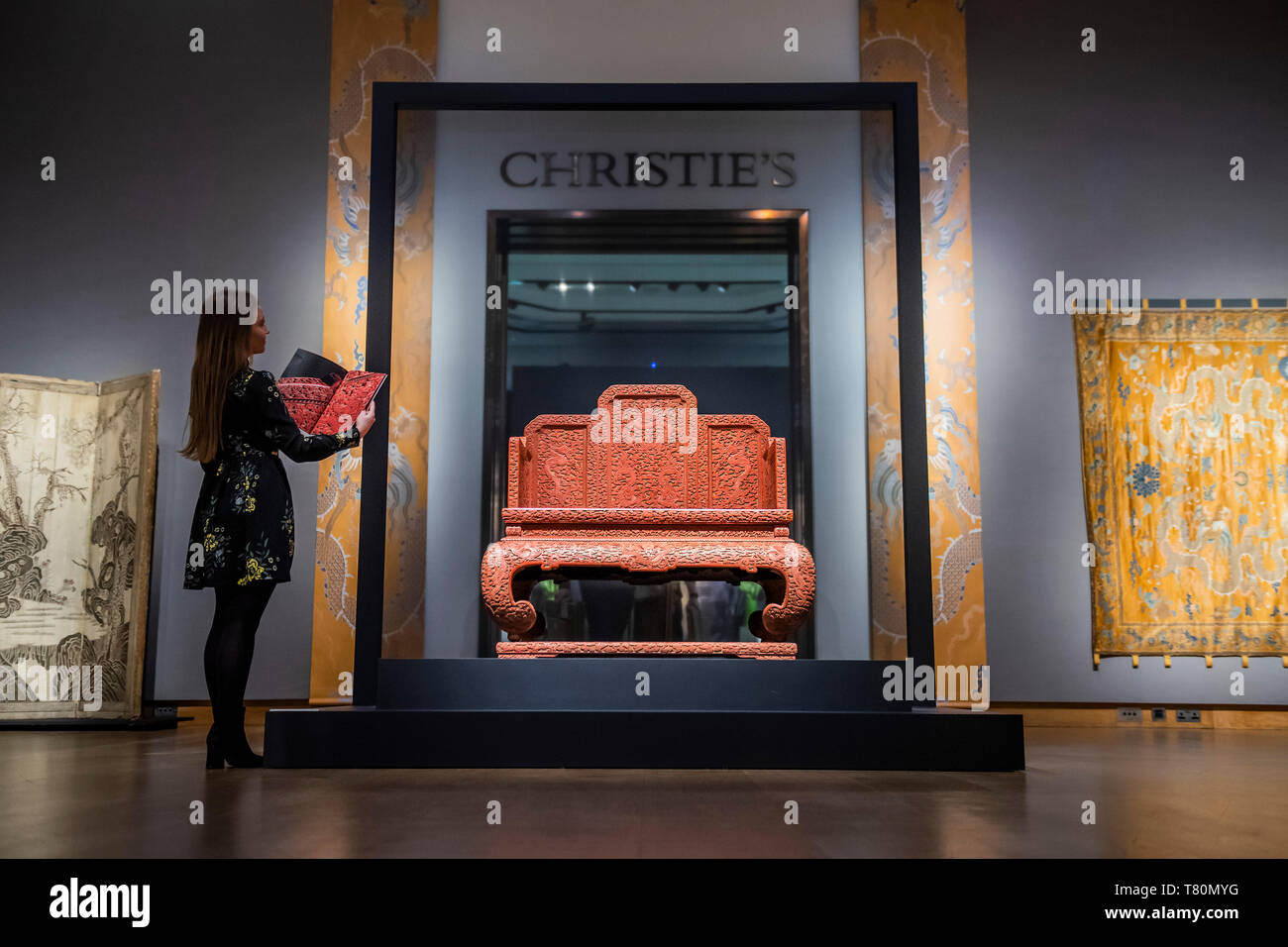 Londres, Royaume-Uni. 10 mai, 2019. Un Three-Colored Impériale rare neuf Laque Dragon trône, 1736-95, est £0,8 à 2m - Aperçu de Christie's maison de ventes aux enchères d'Art Asiatique de Printemps à Londres. Crédit : Guy Bell/Alamy Live News Banque D'Images