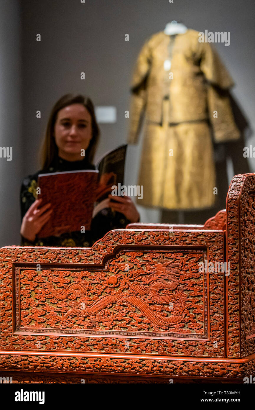 Londres, Royaume-Uni. 10 mai, 2019. Un Three-Colored Impériale rare neuf Laque Dragon trône, 1736-95, est £0,8 à 2m - Aperçu de Christie's maison de ventes aux enchères d'Art Asiatique de Printemps à Londres. Crédit : Guy Bell/Alamy Live News Banque D'Images