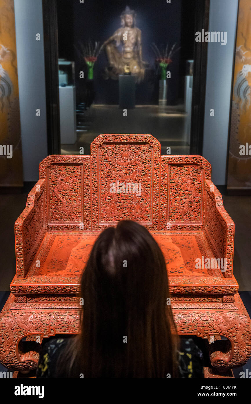 Londres, Royaume-Uni. 10 mai, 2019. Un Three-Colored Impériale rare neuf Laque Dragon trône, 1736-95, est £0,8 à 2m - Aperçu de Christie's maison de ventes aux enchères d'Art Asiatique de Printemps à Londres. Crédit : Guy Bell/Alamy Live News Banque D'Images