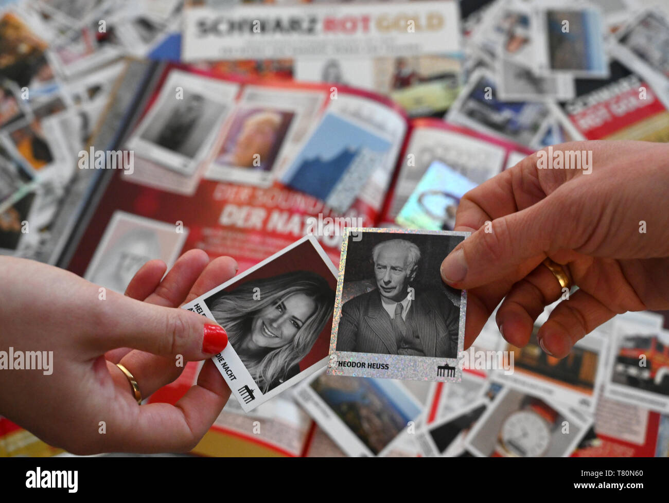 ILLUSTRATION - 10 mai 2019, Hambourg : exclusif - deux femmes échangent un collector's photo par la chanteuse Helene Fischer (l) pour une photo par Président Fédéral Theodor Heuss pour le livret "chwarzRotGold'. À partir de 11.05.2019 sur les amis de remonter des images peuvent recueillir et échanger eux-mêmes en 70 ans d'histoire de l'Allemagne. Peu avant l'anniversaire de la République fédérale d'Allemagne - la Loi fondamentale a été signé le 23 mai 1949 - le "chwarzRotGold' livret est publié. Les 333 photos montrent peu de motifs de la passé et le présent de la RFA et l'ex-RDA. (Dpa 'Hamburgers Banque D'Images