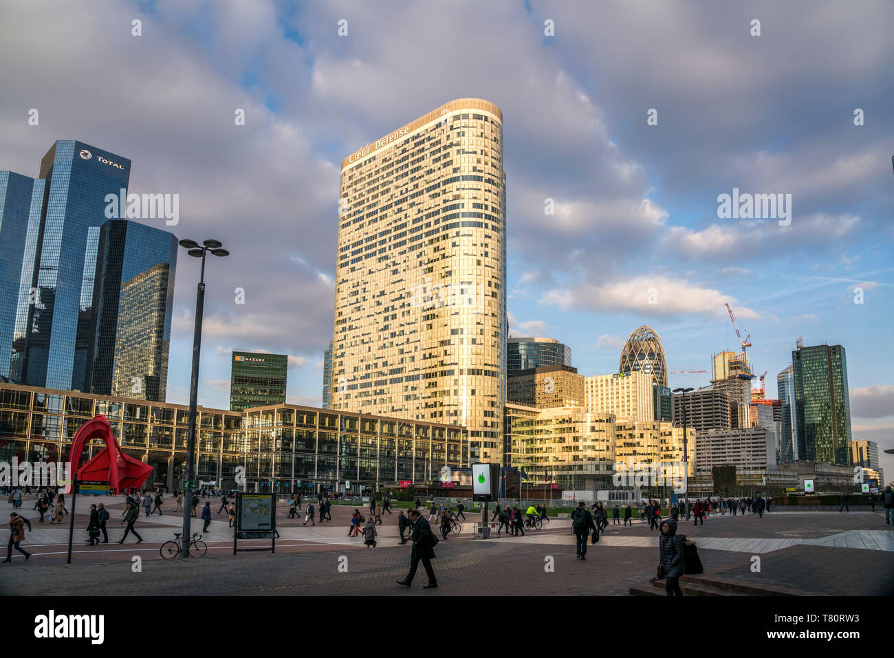 Hochhäuser im Viertel La Defense, Paris, Frankreich | gratte-ciel du quartier des affaires de la Défense nationale et à la tombée de la fontaine, Paris, France Banque D'Images