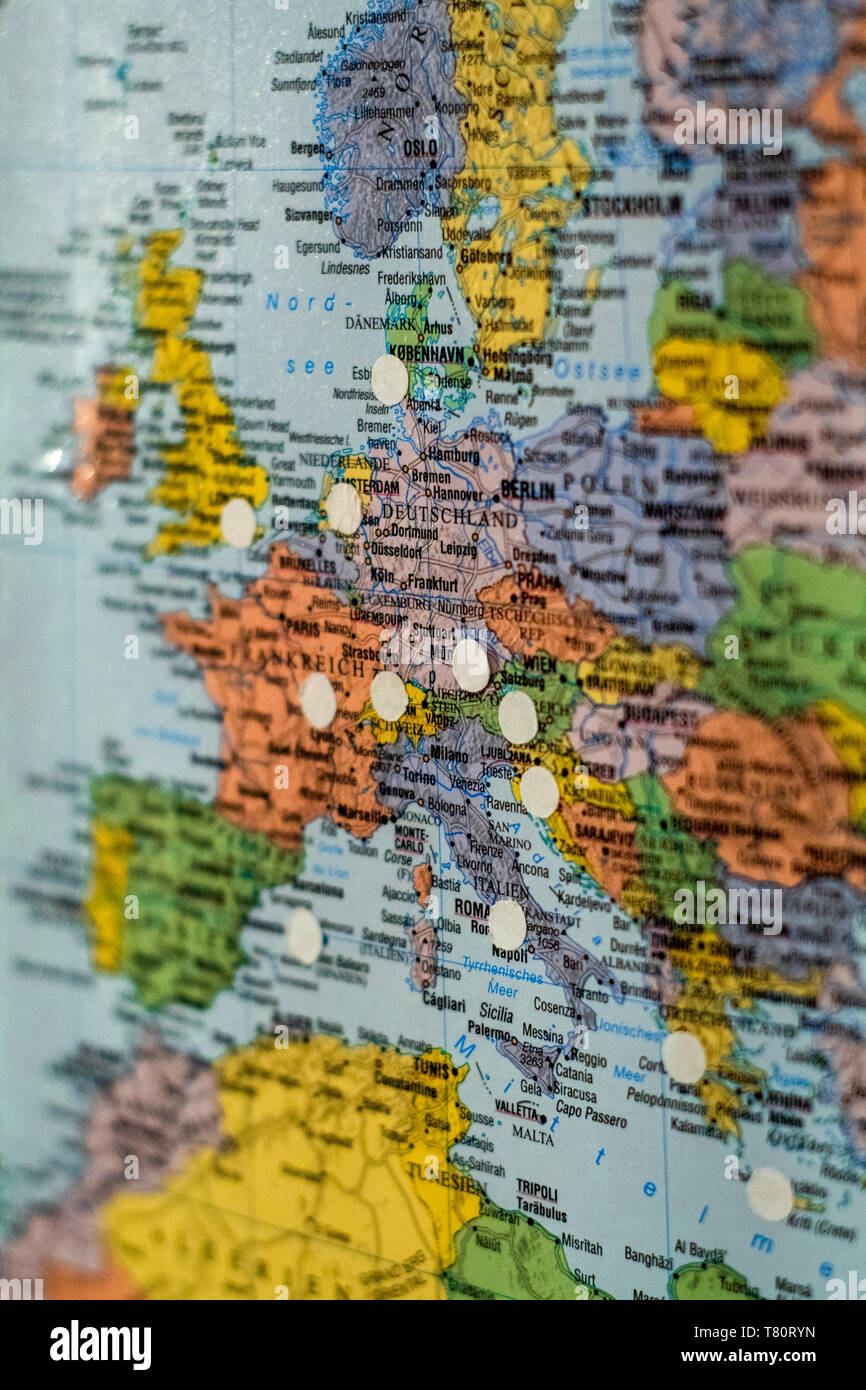 Carte des terres avec les broches de l'Europe autocollant Banque D'Images