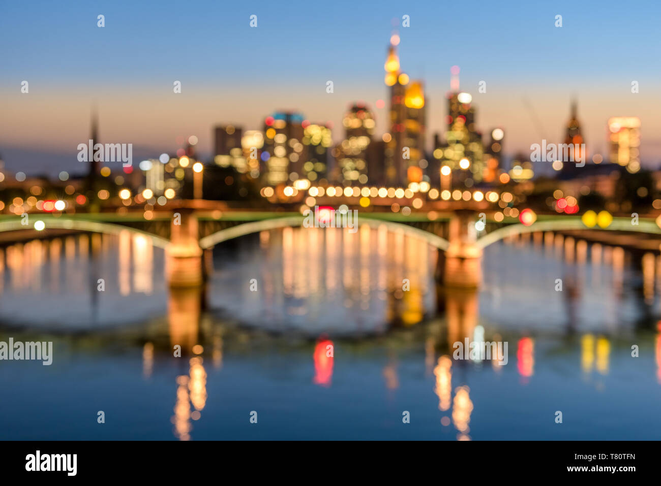 Defocused coucher du soleil Vue de Francfort sur les toits de la ville et pont sur la rivière Main Banque D'Images