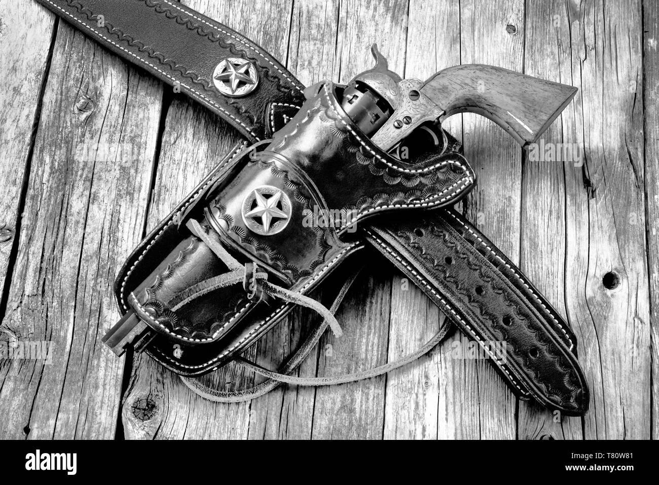 Meubles anciens et de l'ouest pistolet dans son étui en cuir en noir et blanc. Banque D'Images