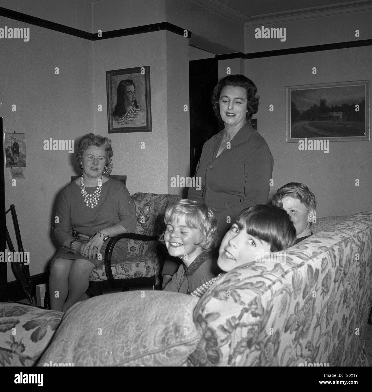 La vie à la maison familiale au Royaume-Uni en 1952, la famille ou des amis dans la salle de séjour Banque D'Images