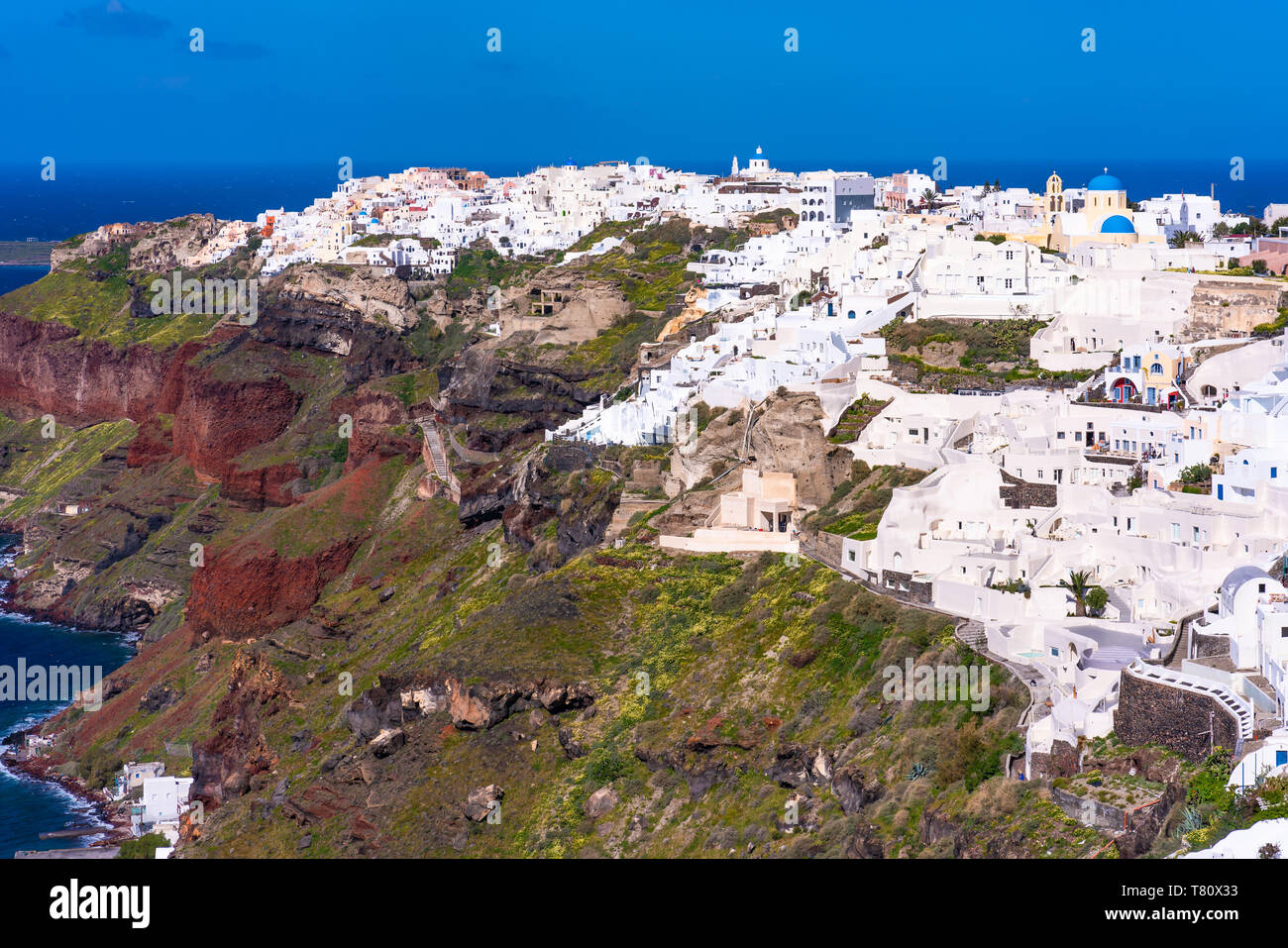 Vue d'Oia, une ville côtière sur l'île grecque de Santorin. La ville possède des maisons blanchies à la chaux sculpté dans la clifftops. Banque D'Images