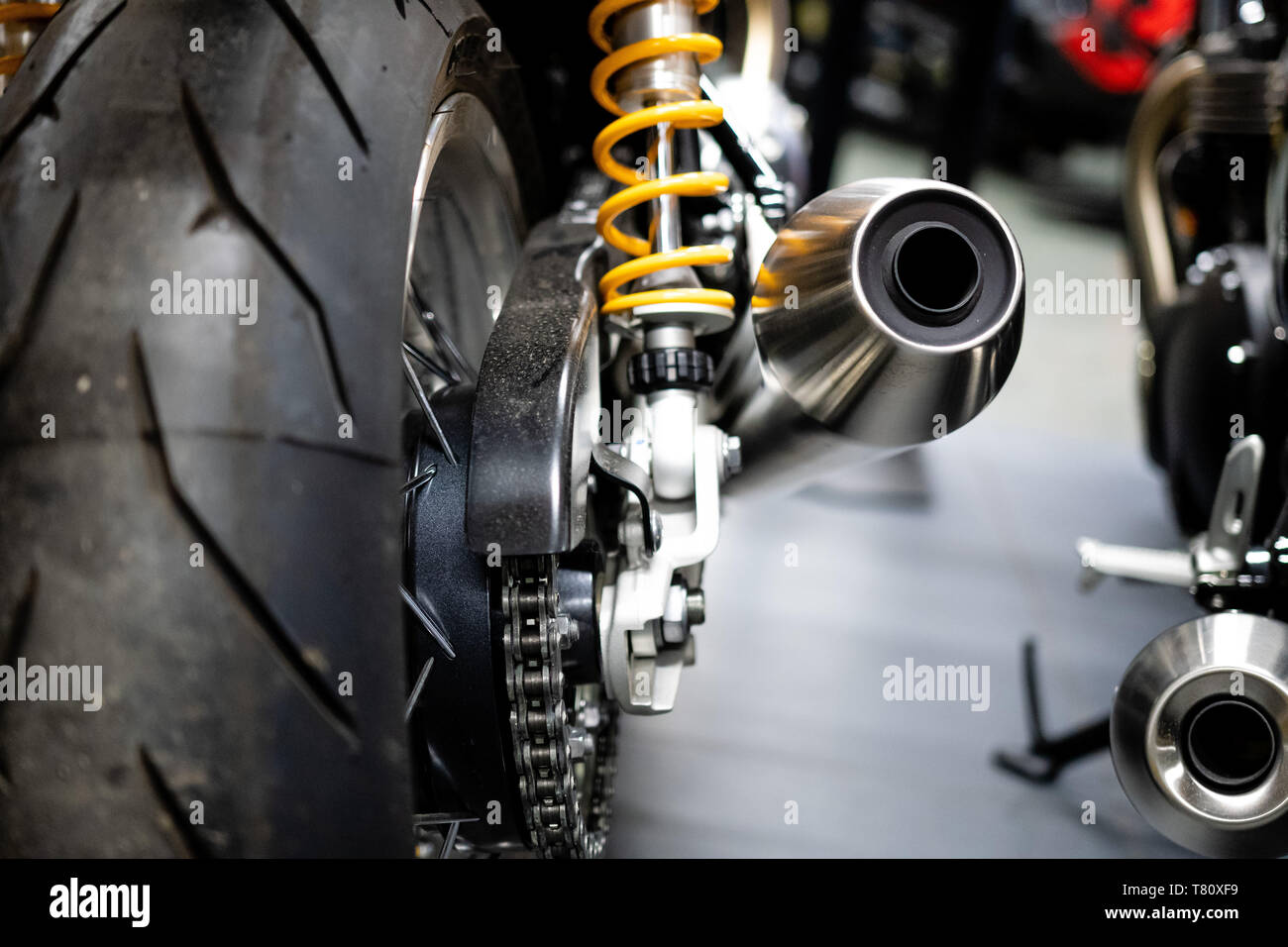 Vue arrière de la moto. Roue arrière, tuyau d'échappement. Soft focus, arrière-plan flou. - Image Banque D'Images