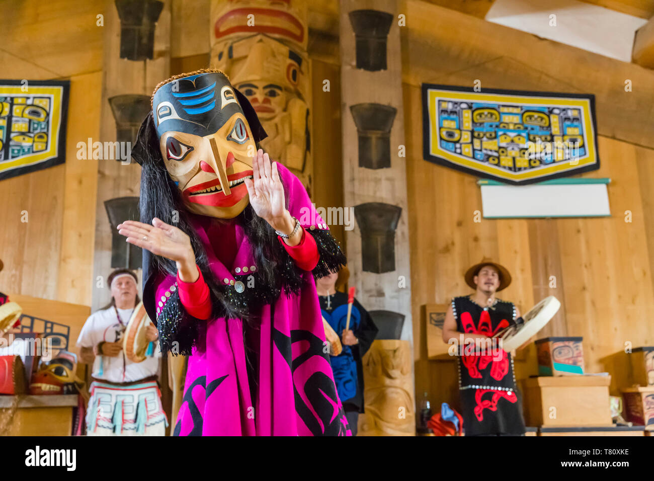 Les danseurs en danse traditionnelle Haïda regalia, Old Masset, Haida Gwaii, en Colombie-Britannique, au Canada, en Amérique du Nord Banque D'Images