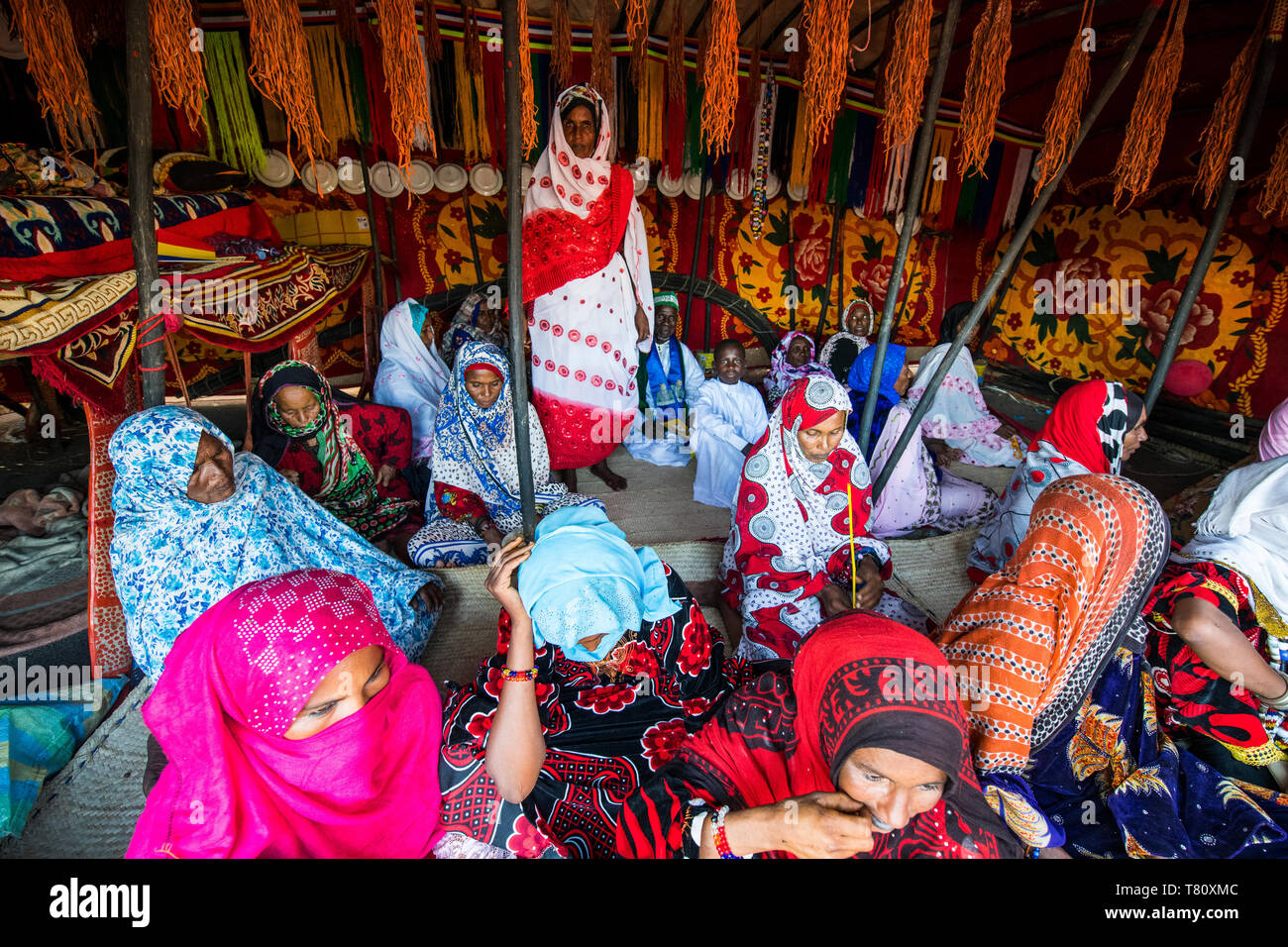 Les femmes Toubou habillé très coloré, tribal festival, Place de la Nation, N'Djamena, Tchad, Afrique Banque D'Images