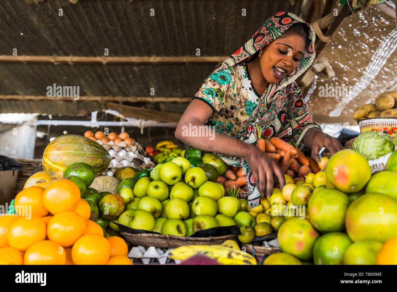 Vente heureuse femme sur son étal de fruits, Abéché, Tchad, Afrique Banque D'Images