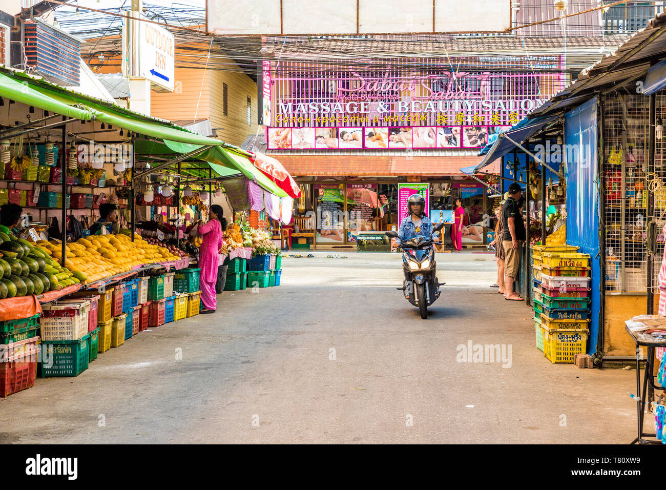 Une scène de marché en Kata, Phuket, Thaïlande, Asie du Sud, Asie Banque D'Images
