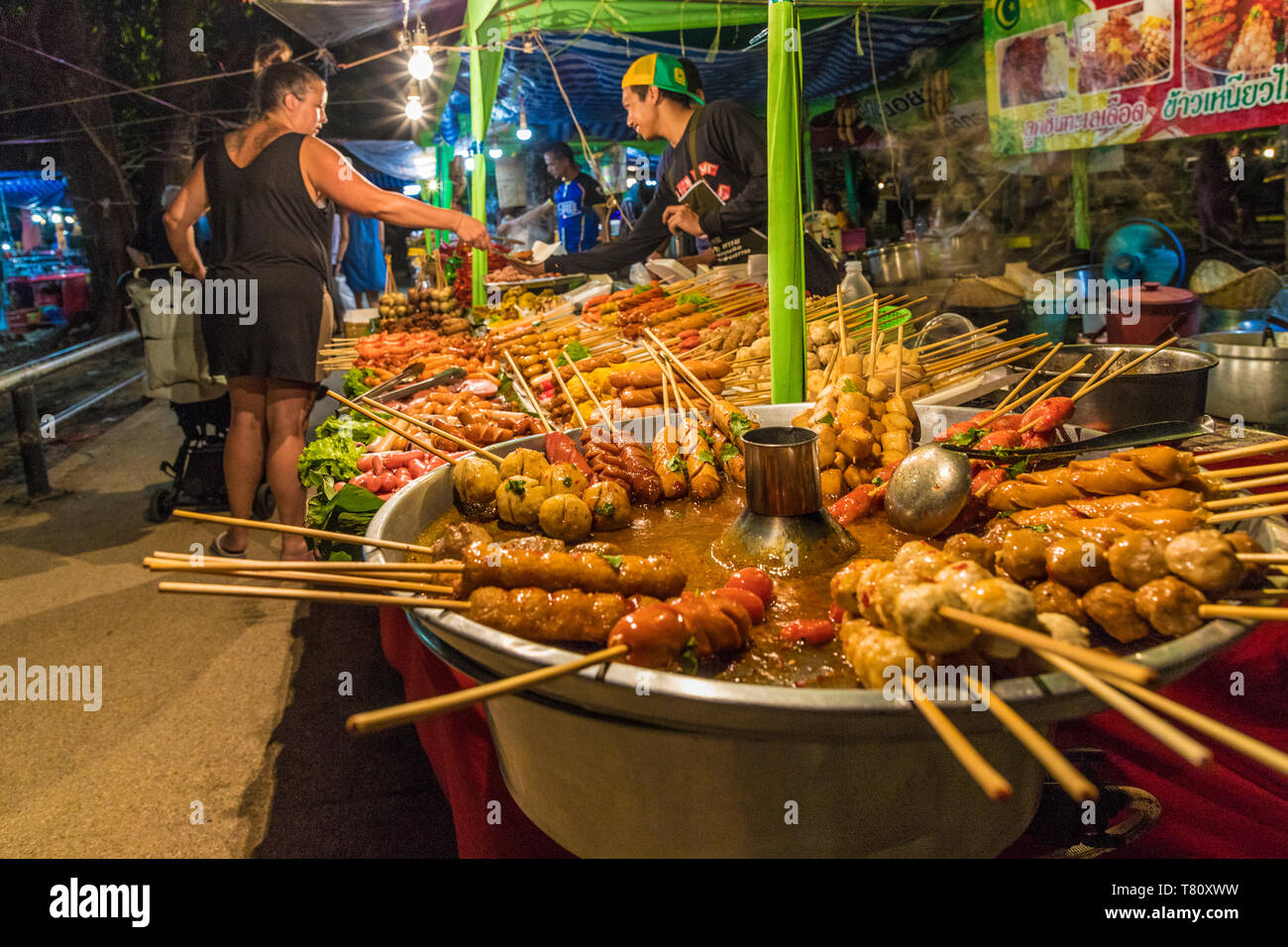 Viandes grillées à la vente à un décrochage de l'alimentation au marché de nuit de Kamala à Phuket, Thaïlande, Asie du Sud, Asie Banque D'Images