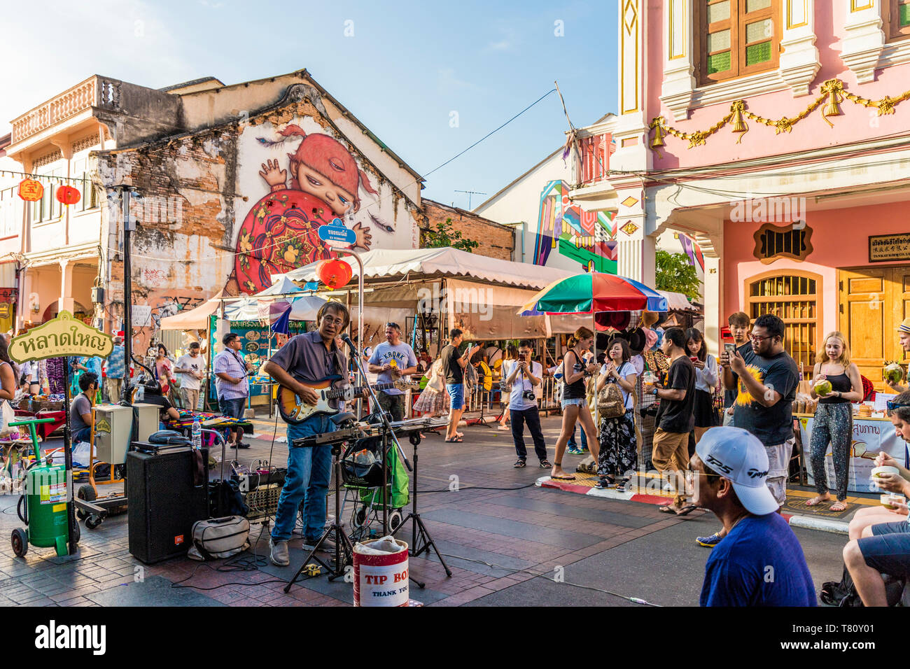 Un interprète à la célèbre rue de marche marché nocturne dans la vieille ville de Phuket, Phuket, Thaïlande, Asie du Sud, Asie Banque D'Images