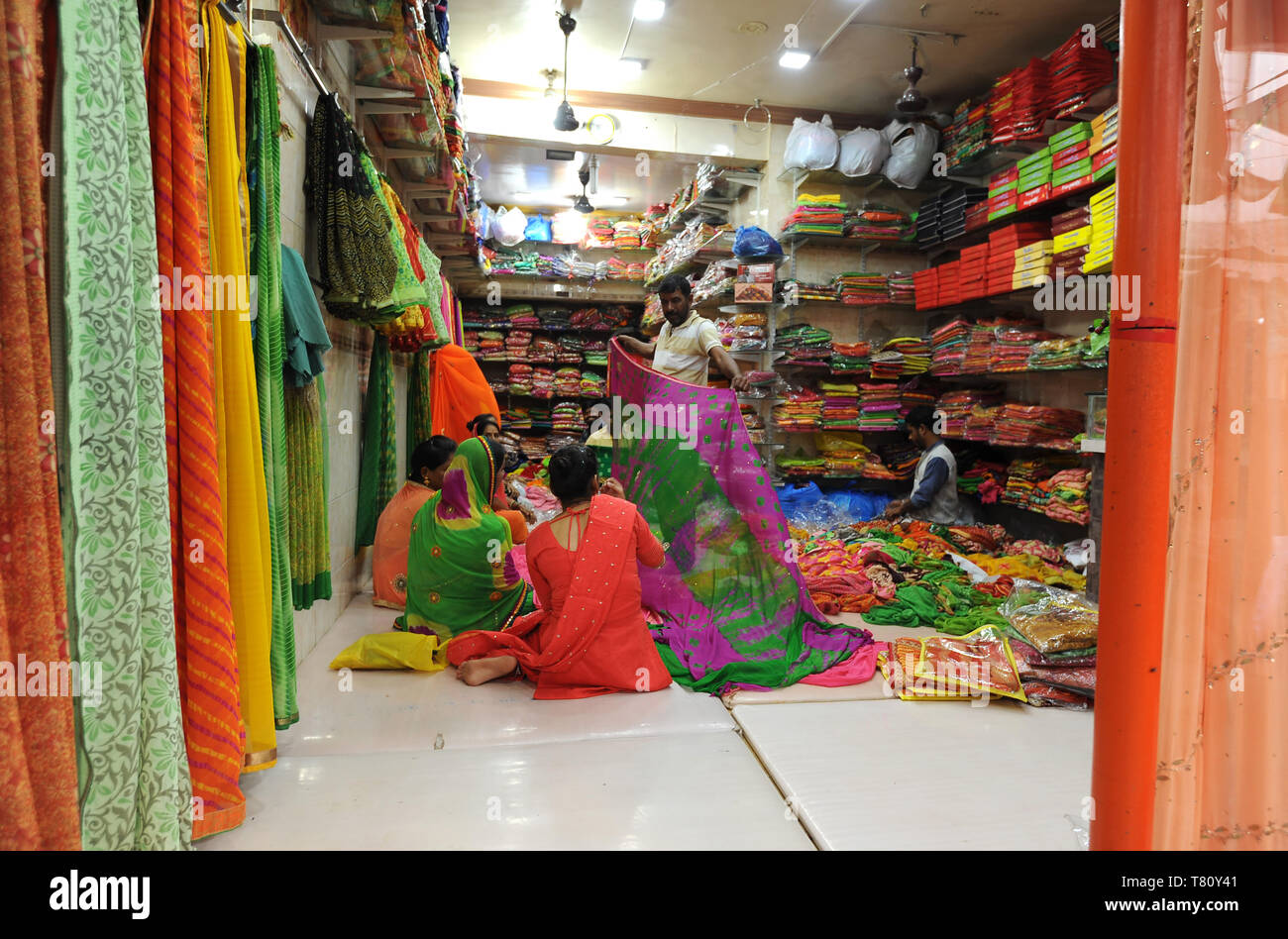 Les femmes achètent leurs nouveaux saris pour Diwali festival célébrations, Mandvi, Gujarat, Inde, Asie Banque D'Images