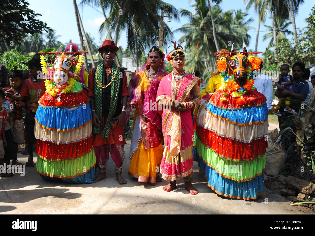 Groupe de musique traditionnelle Chaiti Ghoda (cheval factice) danseurs qui effectuer des danses au village événements, Odisha, Inde, Asie Banque D'Images