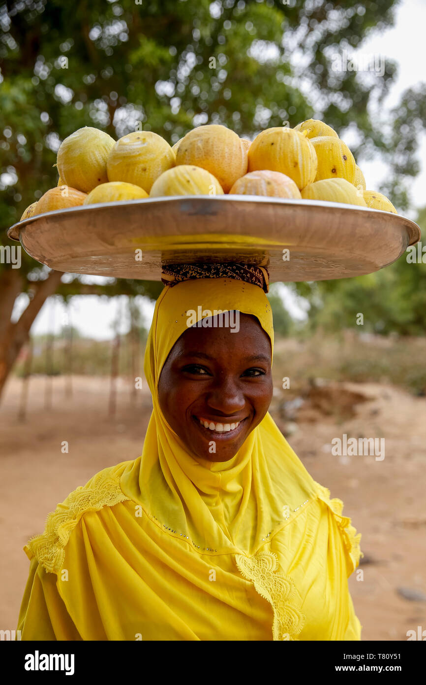 Jeune femme vendant des fruits de Koupéla, Burkina Faso, Afrique Banque D'Images