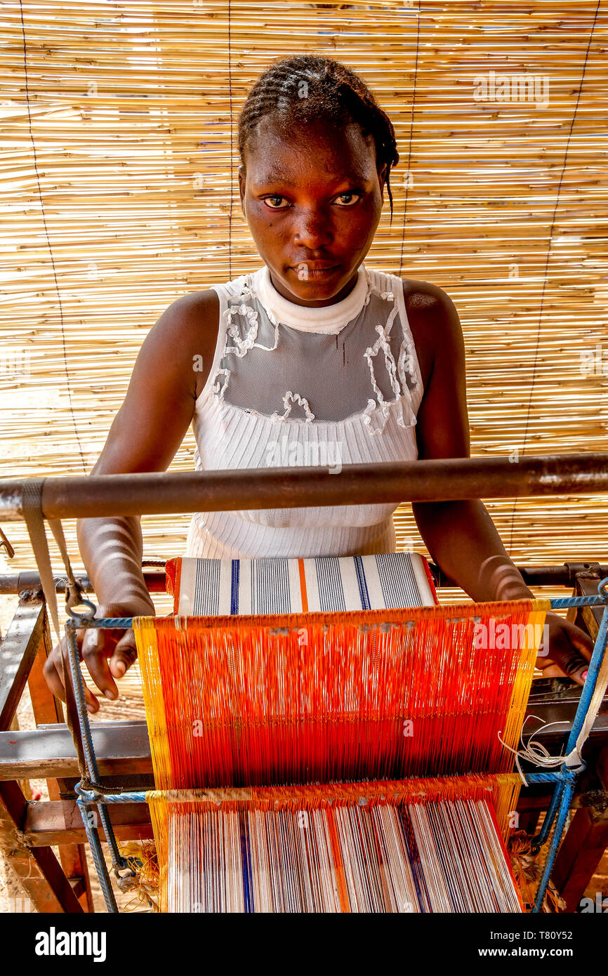 Les jeunes weaver de Koudougou, Burkina Faso, Afrique de l'Ouest, l'Afrique Banque D'Images