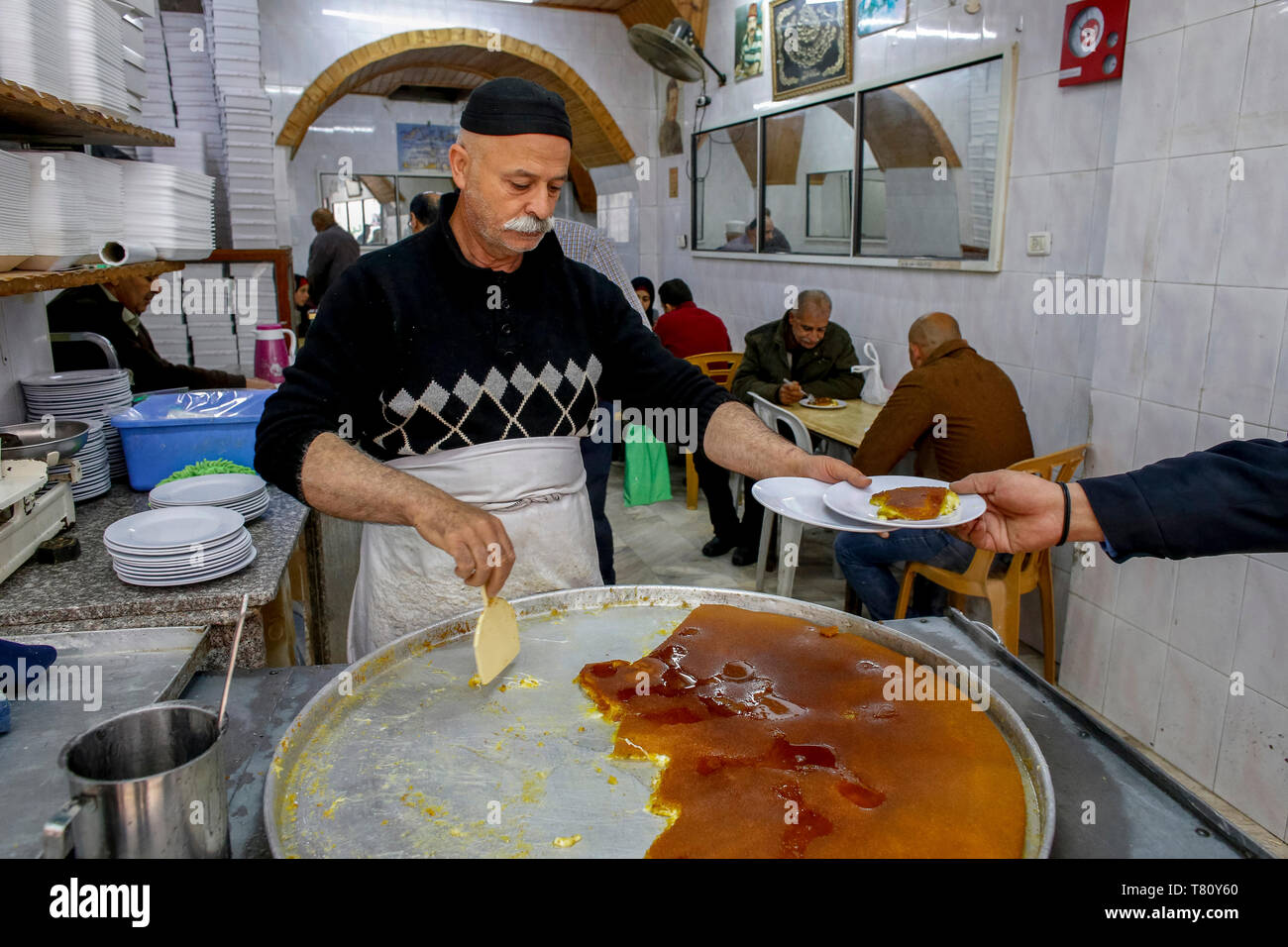 Le plus célèbre knaffieh (pâtisserie) fromage palestinienne shop à Naplouse, Cisjordanie, Palestine, Moyen Orient Banque D'Images