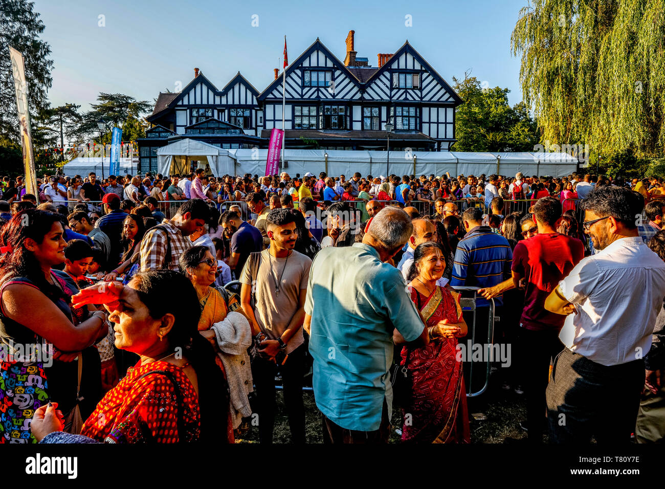 En dehors de la file d'attente pour le temple Janmashtami fête hindoue au Bhaktivedanta Manor, Watford, en Angleterre, Royaume-Uni, Europe Banque D'Images