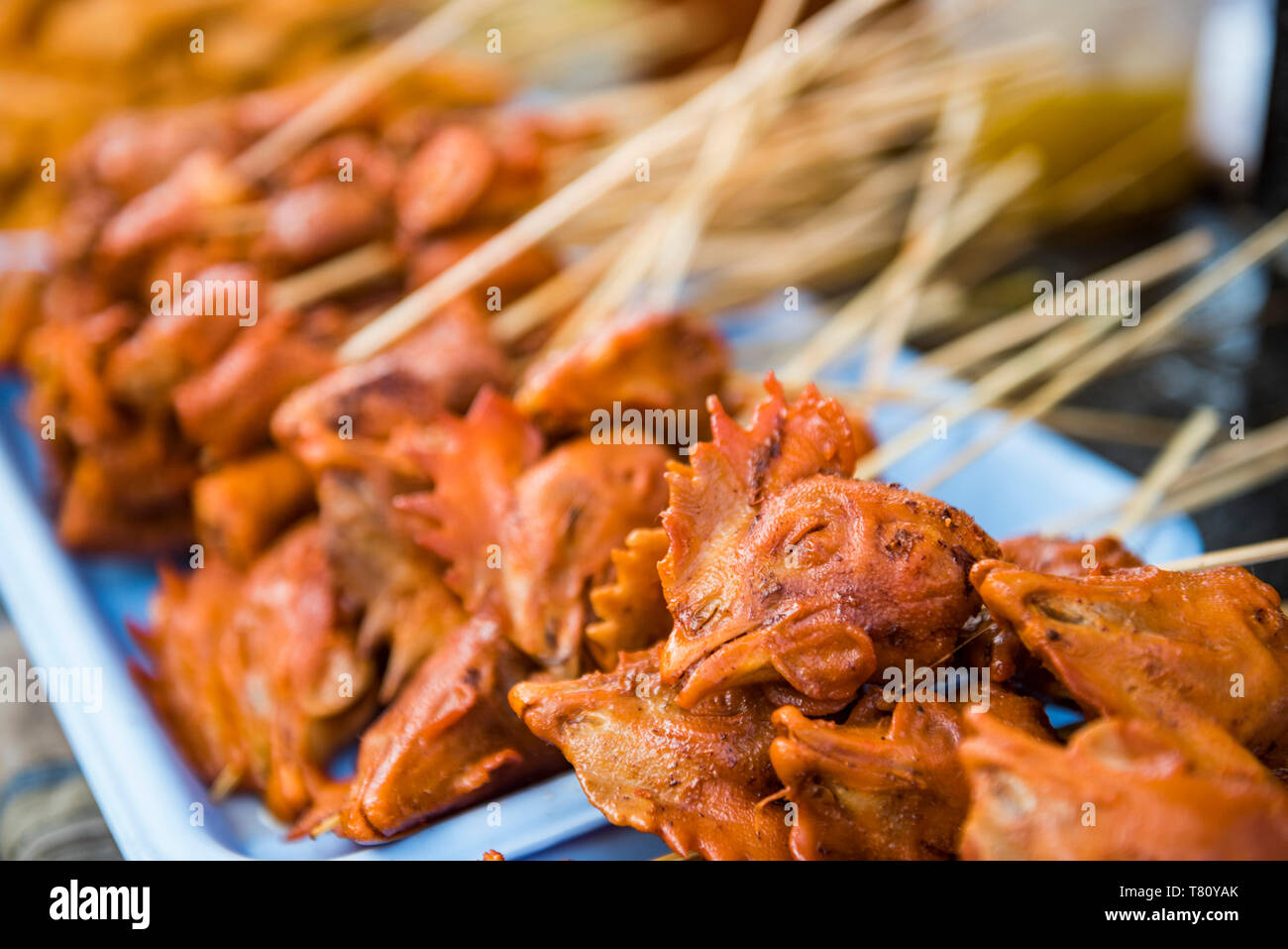 Têtes de poulet pour la vente au marché de Ywama, lac Inle, l'État de Shan, Myanmar (Birmanie) Banque D'Images