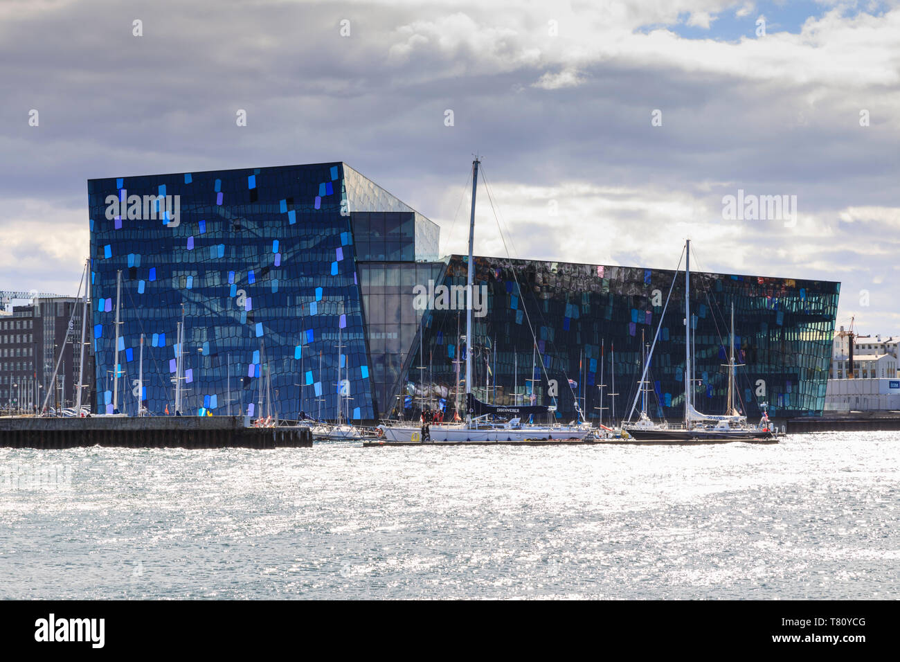 Harpa Concert Hall et de conférence et de yachts, de Thufa, Green Mound en été, Reykjavik, Islande, régions polaires Banque D'Images