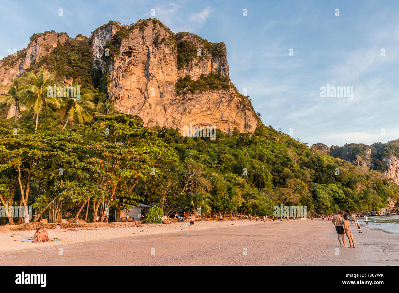 Les paysages karstiques de la plage Ao Nang de Krabi, Thaïlande, Asie du Sud, Asie Banque D'Images