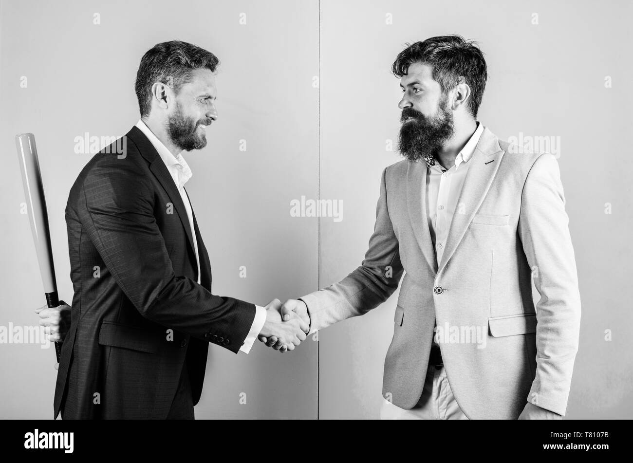 Partenaires commerciaux concurrents office colleagues shaking hands. Tricky première impression. Ne pas lui faire confiance. Danger caché. Cuirs homme bat derrière le dos en serrant la main. Concept de menace cachée. Banque D'Images