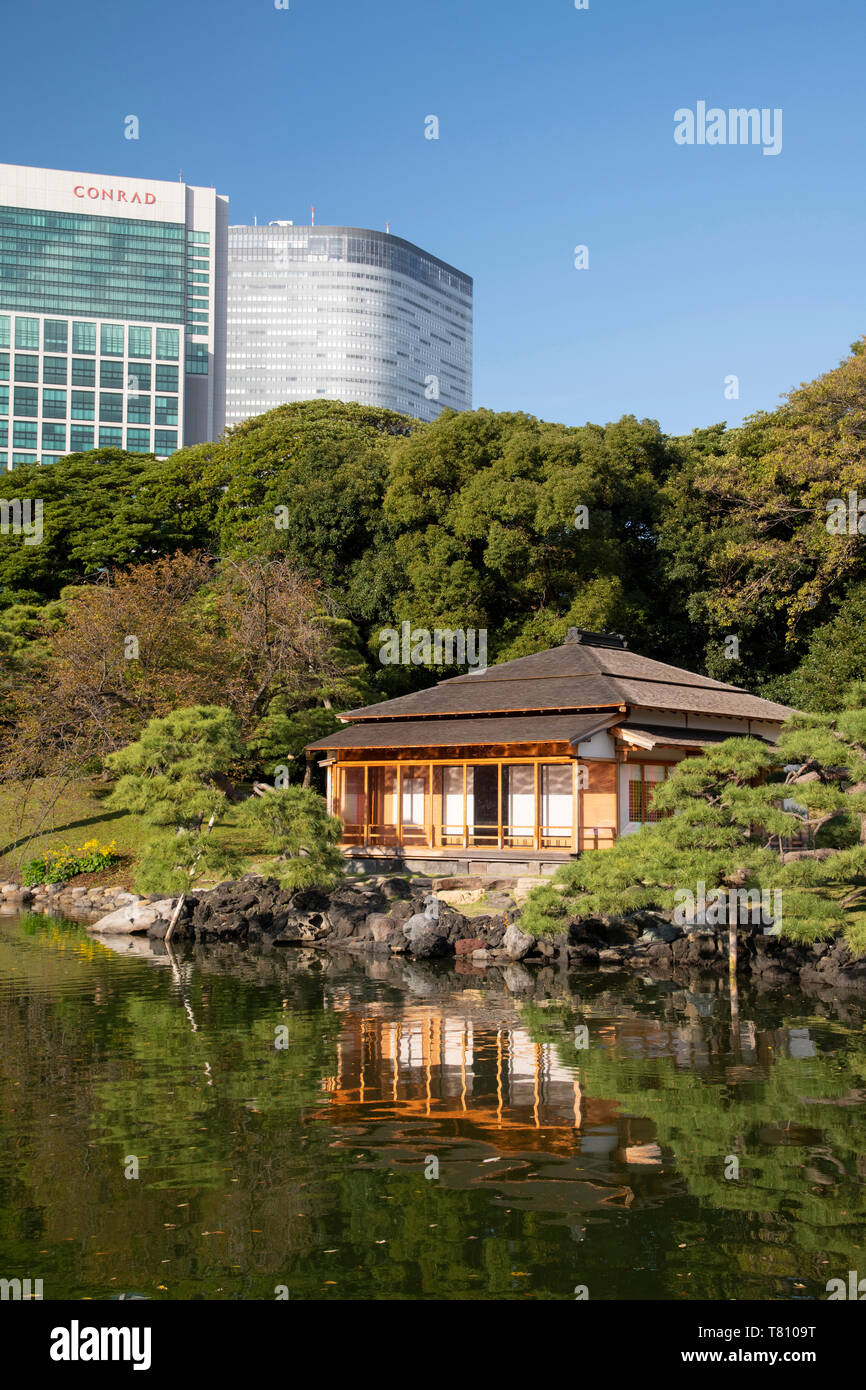 Une tour moderne et au-dessus de l'hôtel Tsubame-no-ochaya, une maison de thé au bord d'un lac dans les jardins de Hama-rikyu, Tokyo, Honshu, Japon, Asie Banque D'Images