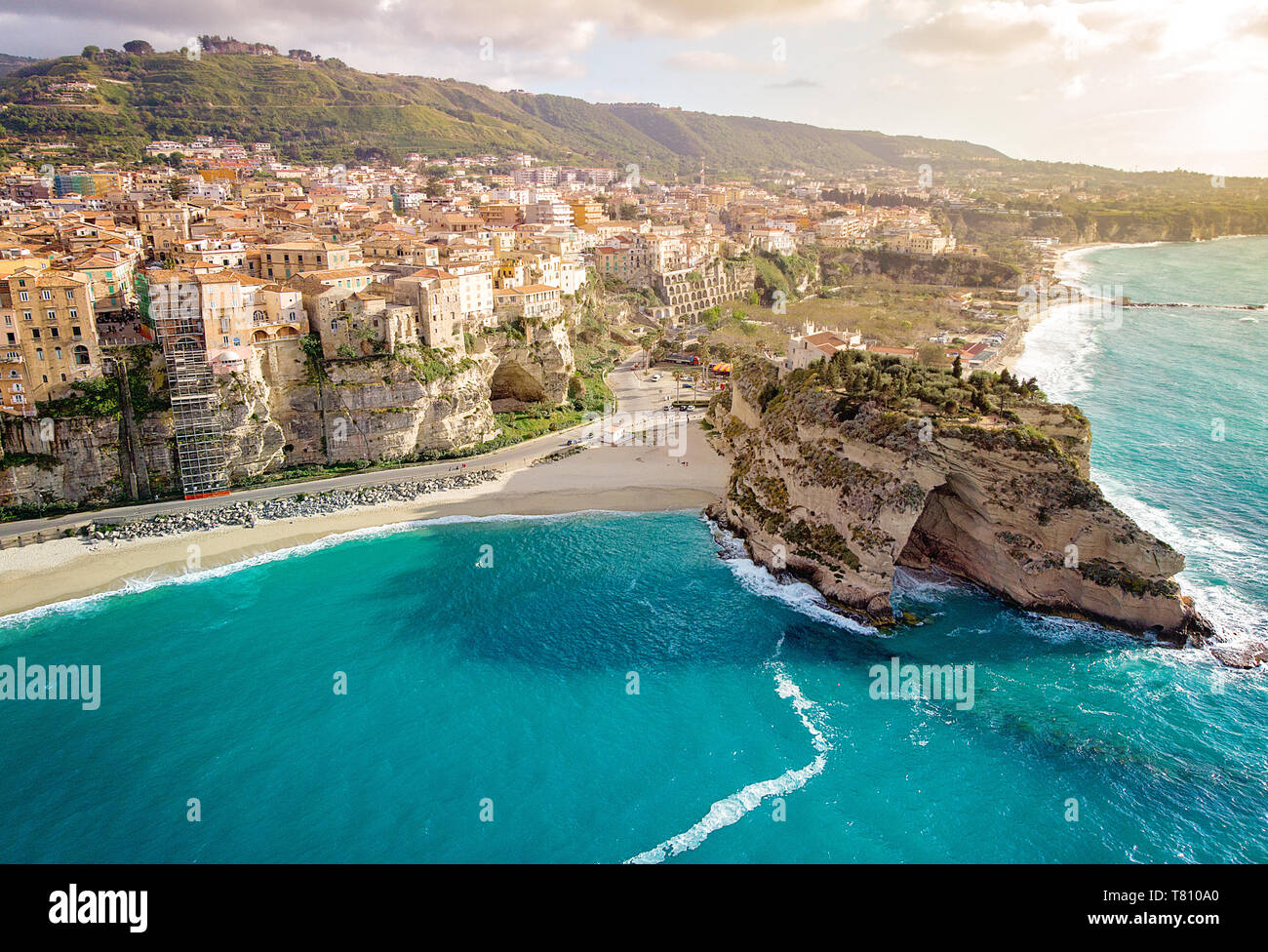 Vue aérienne de la plage et de la ville de Tropea - Tropea, Calabre, Italie Banque D'Images