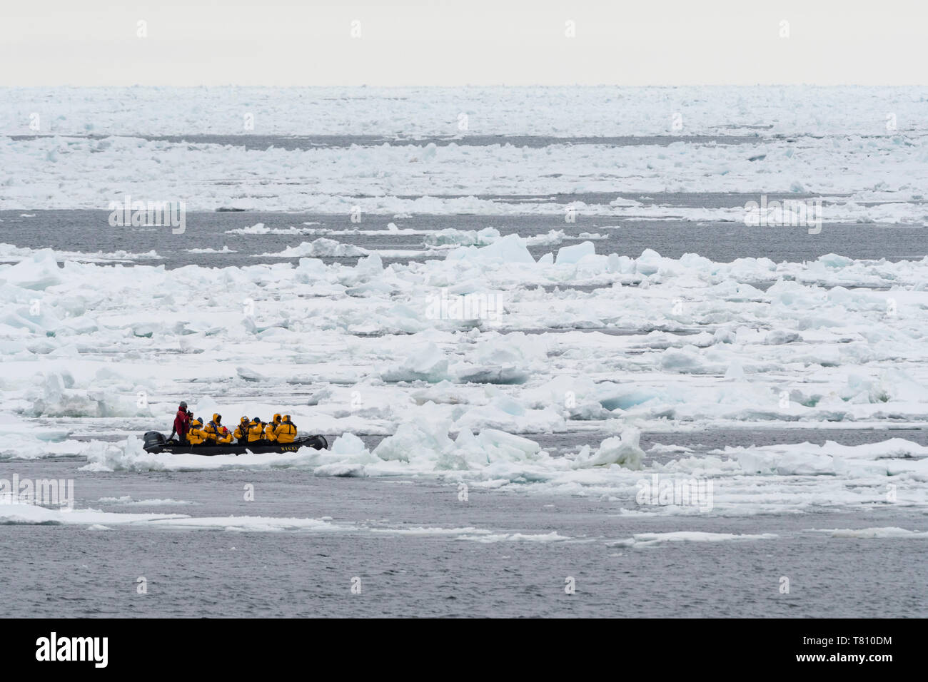 Les touristes sur les bateaux gonflables à la découverte de la calotte glacière, 81 degrés, au nord du Spitzberg, Svalbard, Norvège, Europe, de l'Arctique Banque D'Images