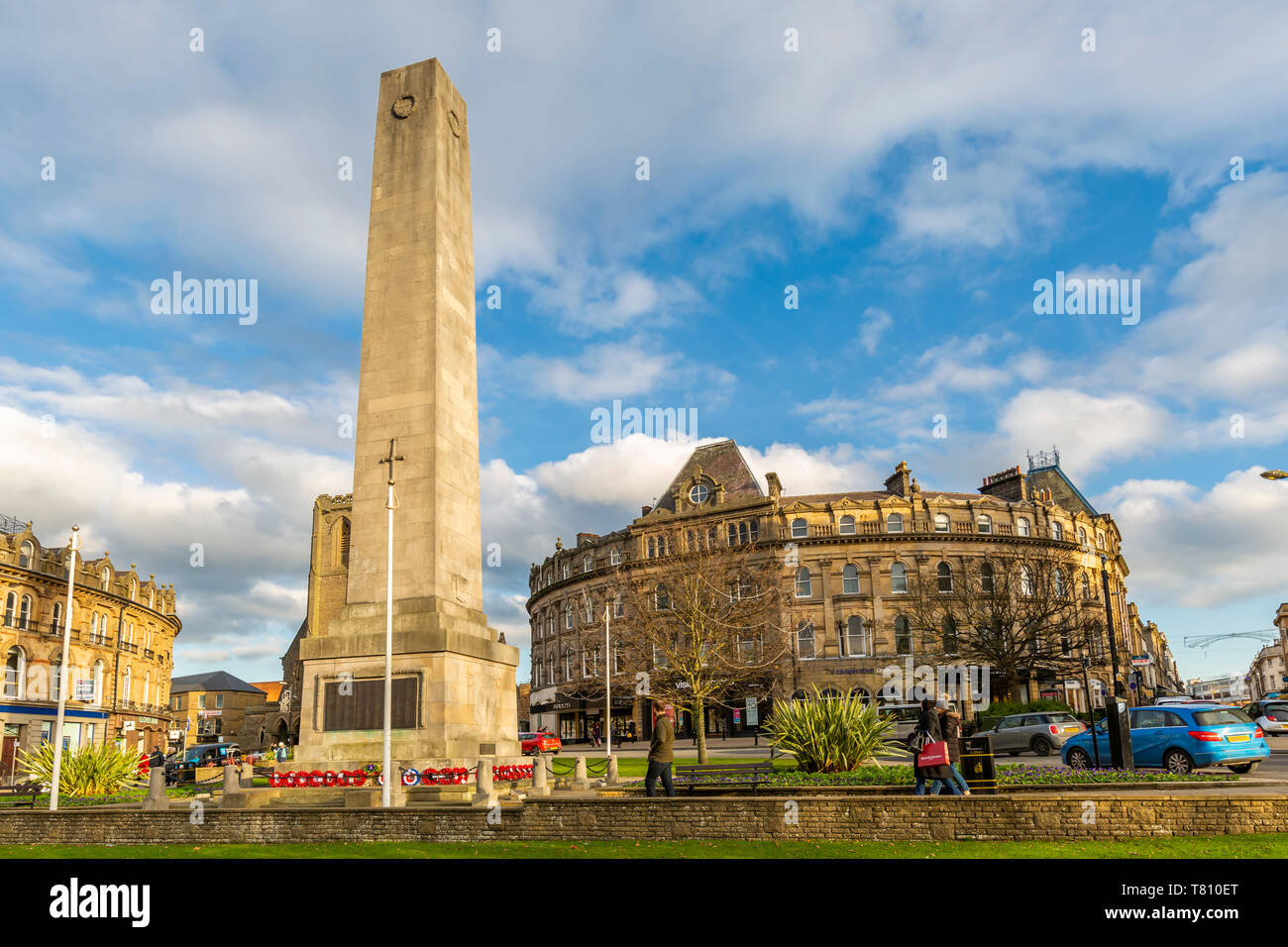 Avis de Cenotaph sur Parliament Street à Noël, Harrogate, North Yorkshire, Angleterre, Royaume-Uni, Europe Banque D'Images