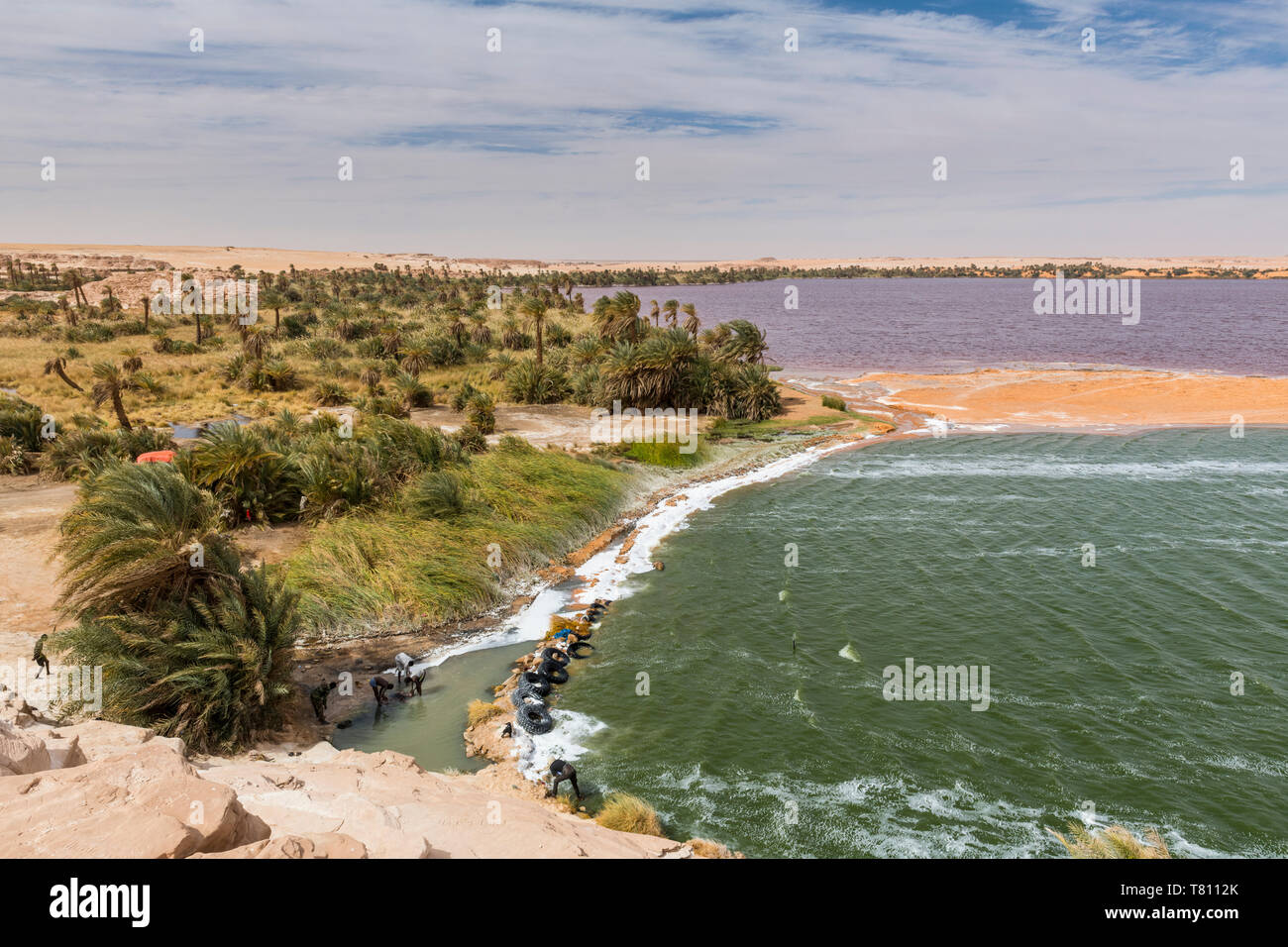 Deux couleurs lake, une partie de l'Ounianga lacs, Site du patrimoine mondial de l'UNESCO, le nord du Tchad, Afrique Banque D'Images