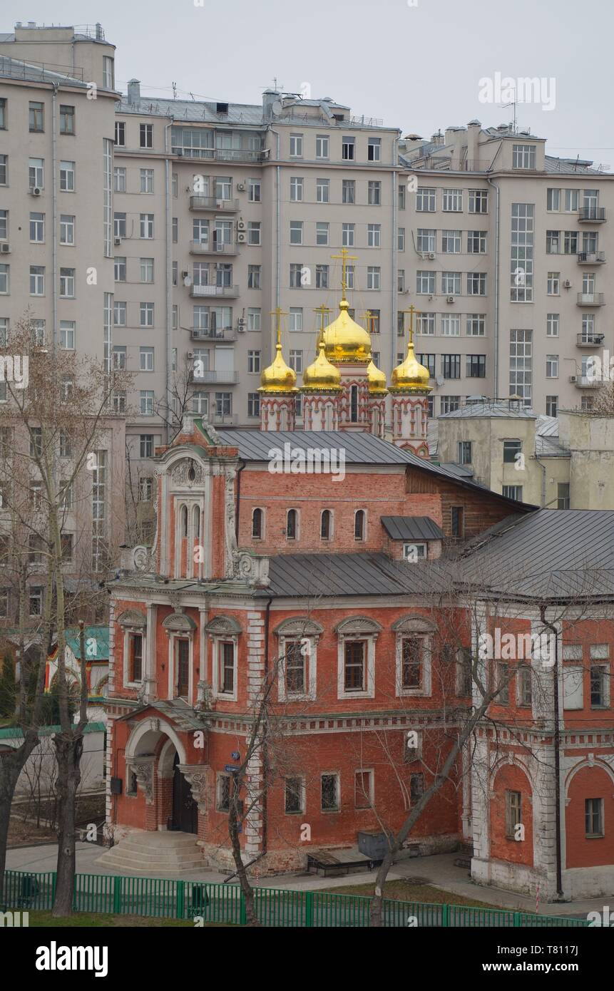 Moskau, Hauptstadt der Russischen Föderation : Altes Kloster Am Ufer Moskva, vor sowjetischen Wohnblocks Banque D'Images