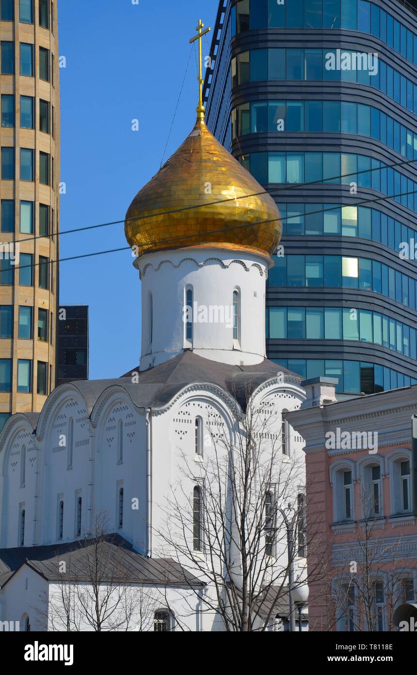 Moskau, Hauptstadt der Russischen Föderation : Nikolaj-Kirche Bürogebäuden Belorussischem vor nahe Bahnhof Banque D'Images
