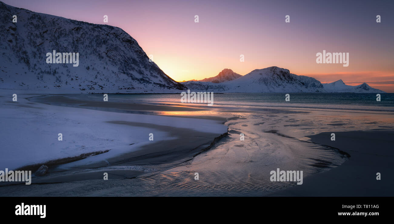 La neige a couvert Haukland plage au coucher du soleil, Lofoten, Nordland, Norvège, Europe Banque D'Images