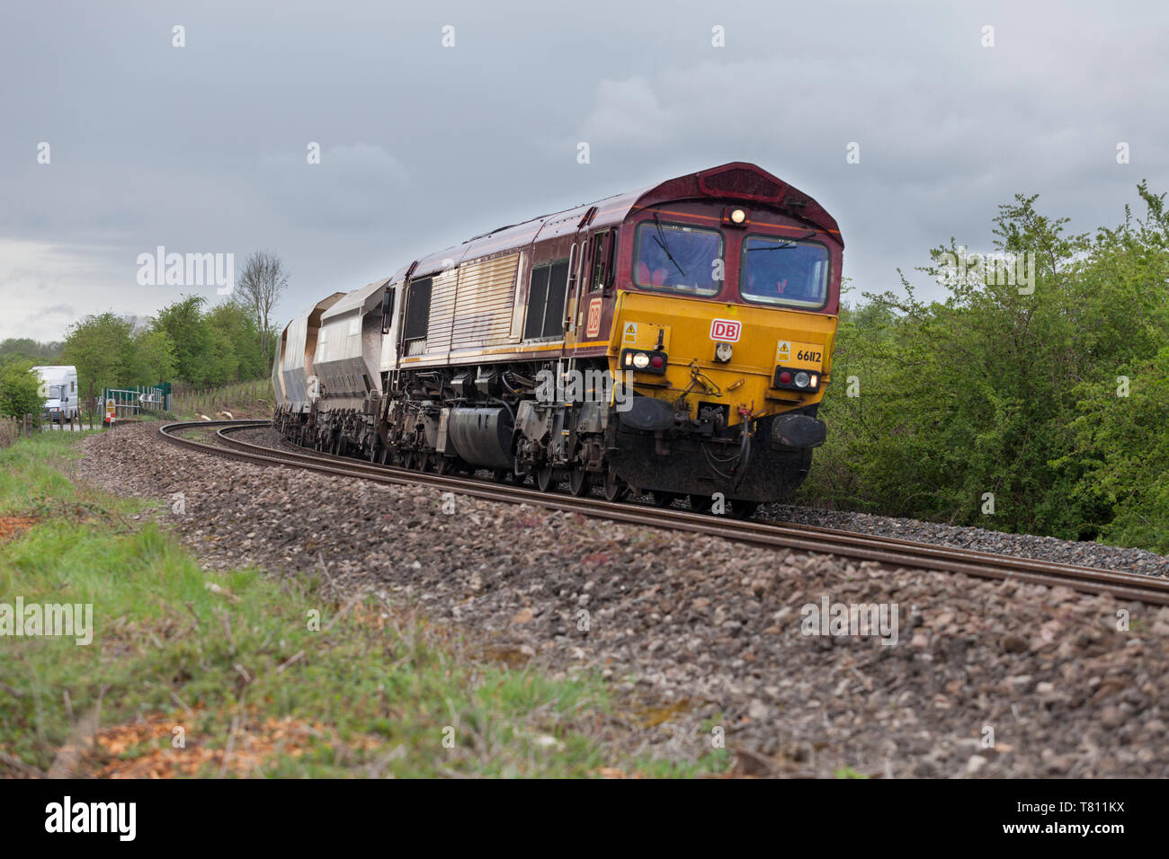 Classe 66 DB Cargo passant locomotive Crofton, Wiltshire avec un train de marchandises transportant des agrégats de Hanson Banque D'Images