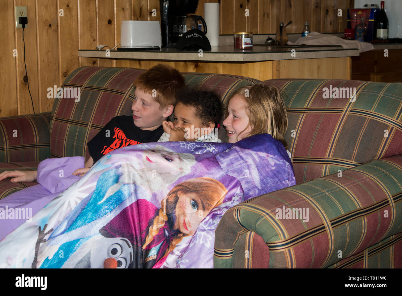 Naytahwaush ; Minnesota. Trois frères à regarder un film d'horreur ensemble. Banque D'Images