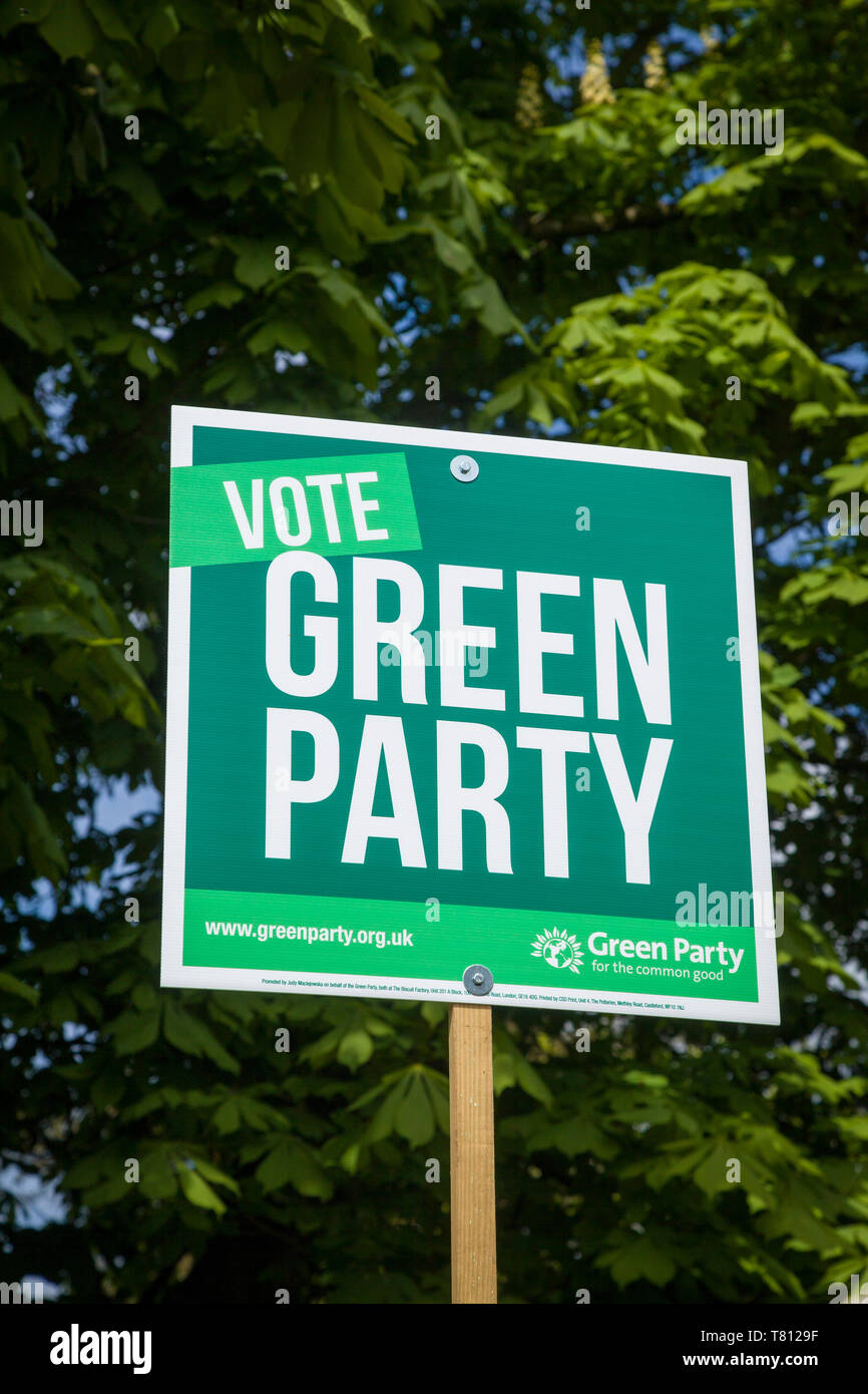 Un "Vote Parti vert' poster avec feuilles Marron vert en arrière-plan. Banque D'Images