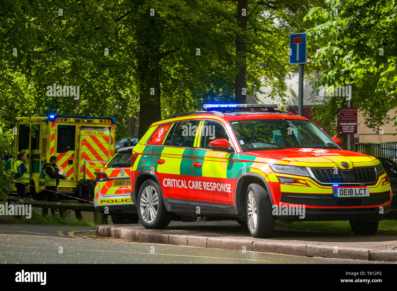 Un véhicule d'intervention en soins critiques de Thames Valley Air Ambulance à un incident à Oxford avec une voiture de police et l'ambulance derrière. Banque D'Images
