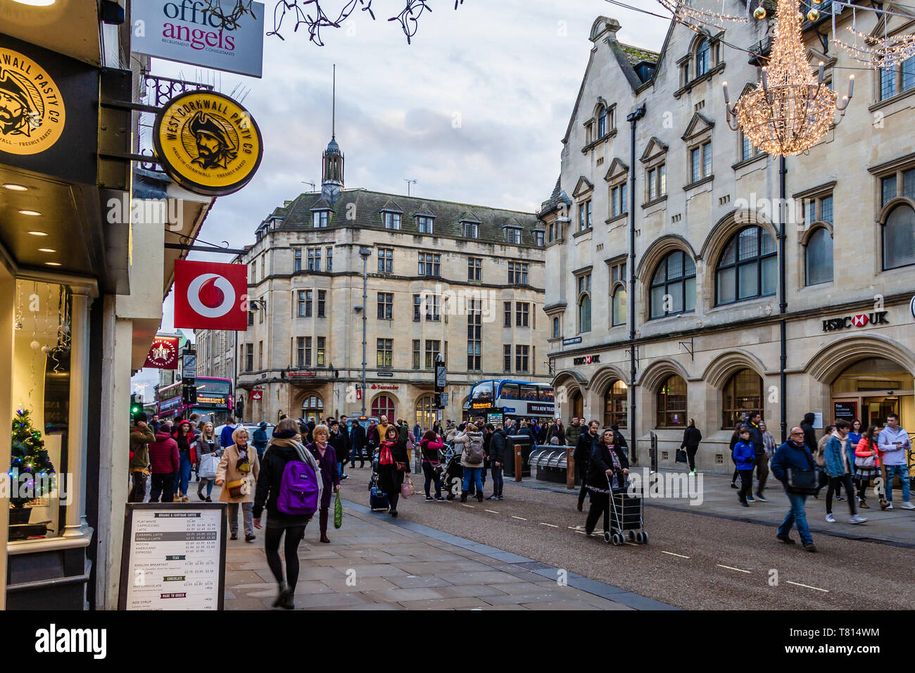 Cornmarket Street, Shoppers dans une grande zone de shopping de la ville d'Oxford, Royaume-Uni. En décembre 2018. Banque D'Images