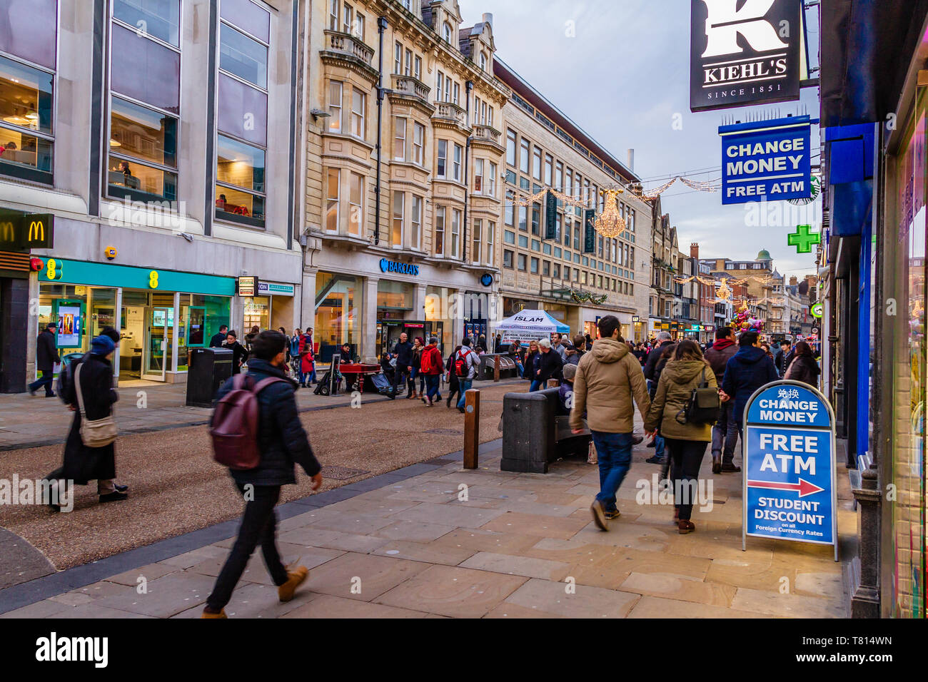 Cornmarket Street, Shoppers dans une grande zone de shopping de la ville d'Oxford, Royaume-Uni. En décembre 2018. Banque D'Images